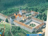 letecký pohľad na kláštor z fotky na infopaneli