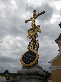 vynovený kríž pred kaplnkou