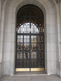 vstupné dvere do budovy radnice