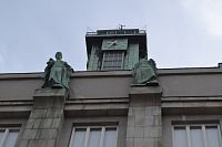 veža a dve zo štyroch bronzových sôch
