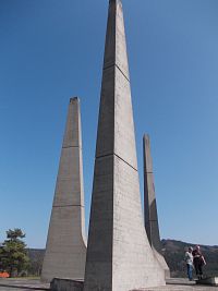pamätník a návštevníci