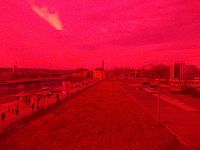 pohľad na stanicu zo Svinovských mostov cez červené sklo