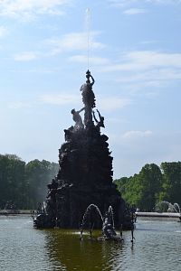 stredová socha fontány