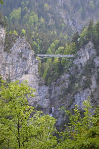 pohľad z areálu zámku na Marianský most vo výške 92 m a pod ním 45 metrový vodopád