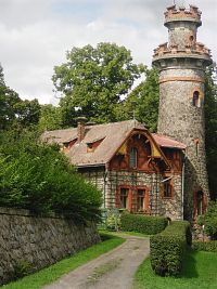 dom hrázneho s vežou ako na hrade