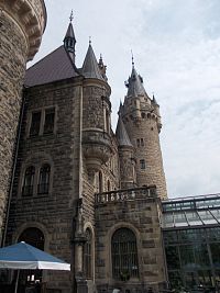 časť zámku, ktorý má údajne 99 veží a vežičiek