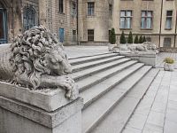 schodište so sochami levov