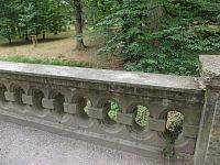zdobené kamenné zábradlie mostu