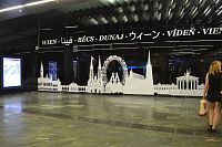 najznámejšie stavby Viedne znázornené na stene staničnej haly