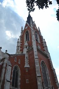 časť kostola s 80 metrov vysokou vežou