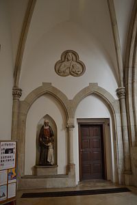 socha v stupnej miestnosti kostola