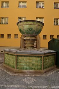 keramická okrasná fontána