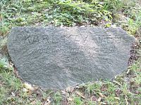 kameň s nápisom