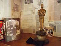 soška Oscara a ústrižky zo svetových novín