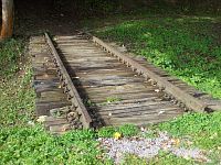 mostík z koľaji a železničných pražcov