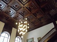 luster a drevený strop