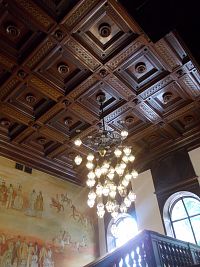 luster a kazetový drevený strop