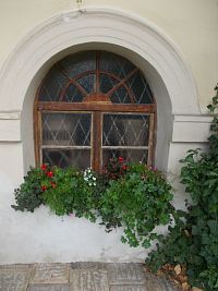 okno vyzdobené kvetinami