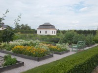 pohľad na záhradu - kvety, lavičky, upravené chodníčky