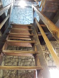 drevené schody do veže