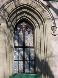 zaklenuté okno s vitrážou