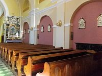 lavice a bočný oltár