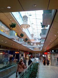 pohľad na vianočne vyzdobené obchodné centrum