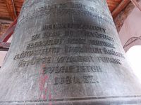 zvon z roku 1680, tu nie je ale zhoda s článkom, ktorý hovorí že zvony z konca 17.st. zničil požiar a zvon vo veži by mal byť z roku 1844