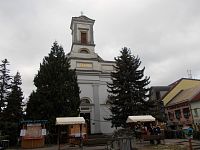 kostol stojaci na námestí