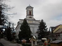 kostol a vianočne vyzdobené námestie