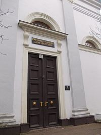vstupné dvere do kostola