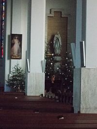 bočný oltár - dočasne umiestnená socha lurdskej Panny Márie z kostola sv. Egídia