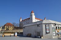pohľad z vyhliadky na reštauráciu a Bratislavský hrad