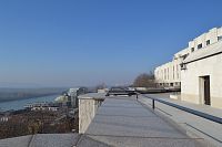 pohľad na časť budovy parlamentu a na Dunaj