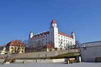 pohľad na Bratislavský hrad z terasy