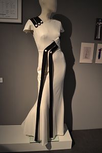 z výstavy MODERNA - šaty ušité podľa šiat z roku 1933