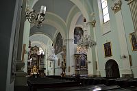 pohľad do kostola k hlavnému oltáru