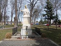socha v parku pred bazilikou