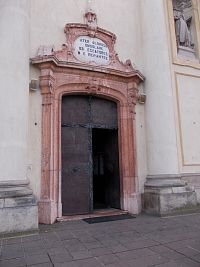 vchod do baziliky zdobený 4 sochami v niké