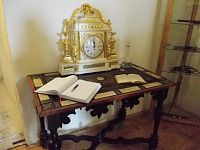 písací stolík s hodinami