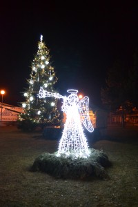 anjel a vianočný stromček večer