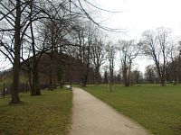 upravený trávnik a chodníky v parku