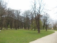 upravené chodníky v parku