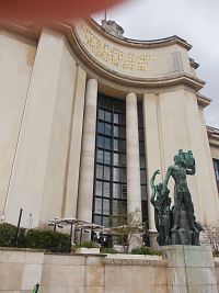 jedno polkruhové krídlo budovy Palais de Chaillot