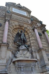 hlavná socha fontány - boj archanjela Michaela s diablom