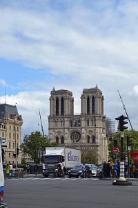 z konca ulice od rieky Seiny je vidieť majestátny Notre Dame