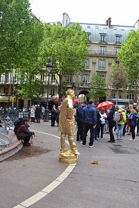 "zlatá" živá socha pred fontánou