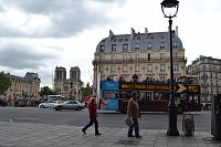 rušná ulica a Notre Dame