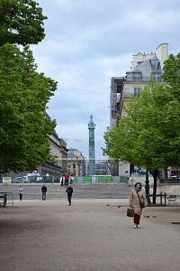 pohľad zo záhrady na Place de la Concorde s obeliskom