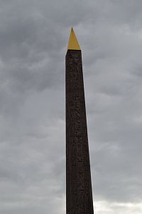obelisk z ružovej žuly, na vrchole pyramída
